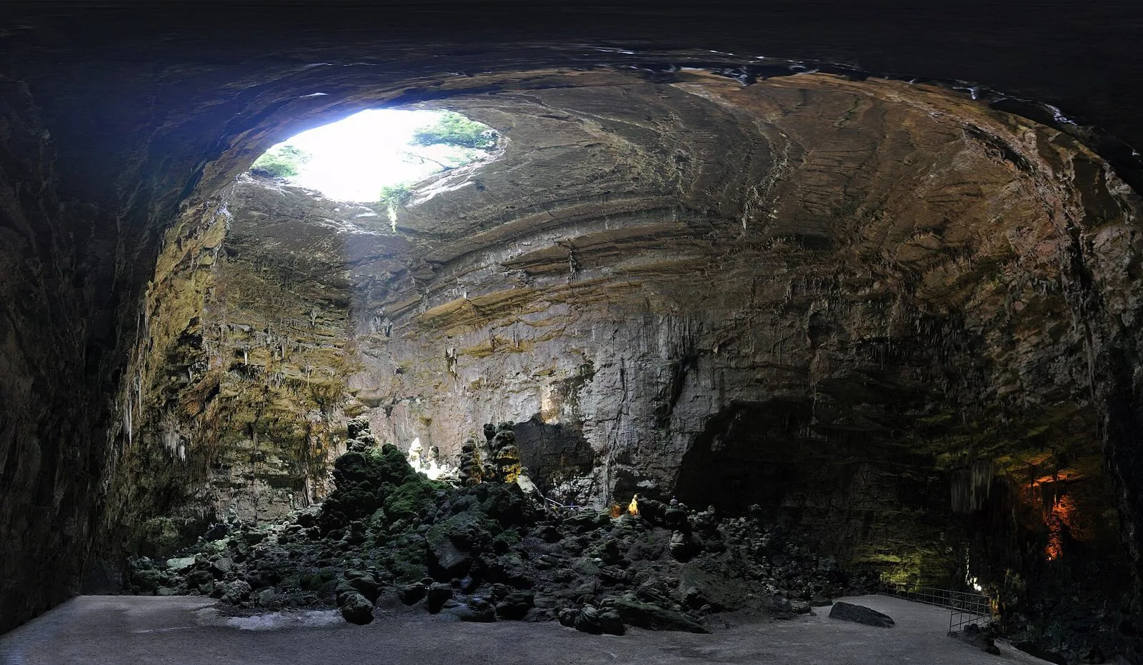 La Grave delle Grotte di Castellana, grande voragine carsica illuminata dalla luce che entra dall'apertura in alto