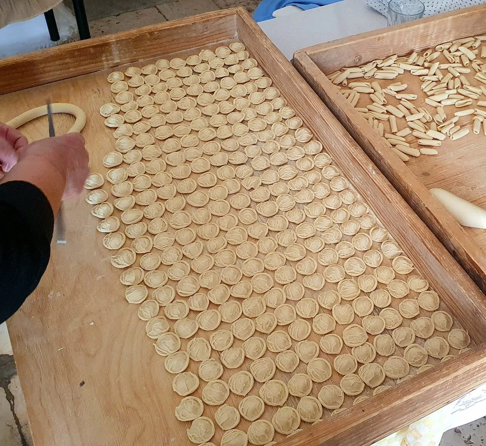 Orecchiette fatte a mano stese ad asciugare su una tavola di legno